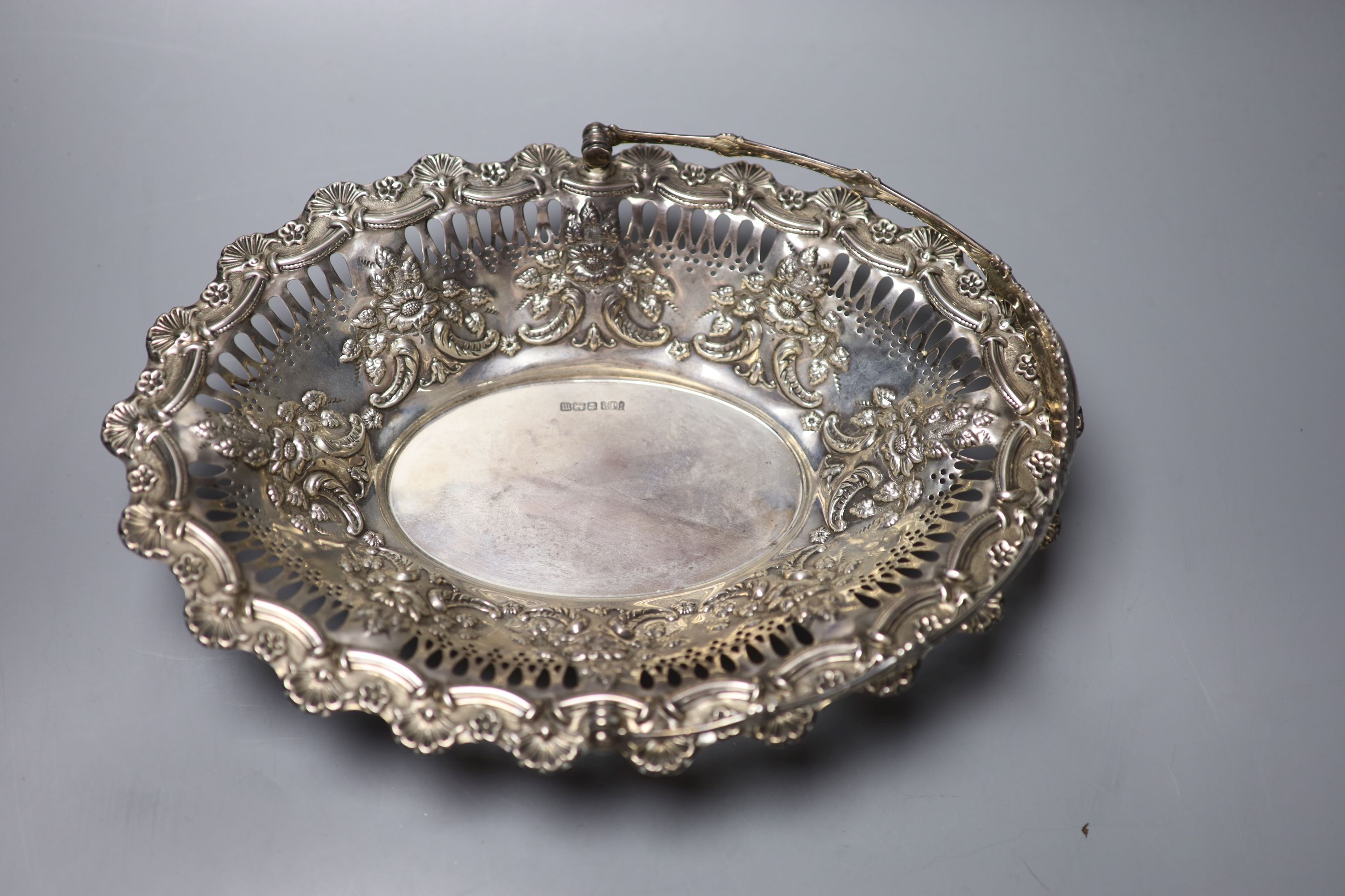 An Edwardian pieced silver oval cake basket, Joseph Rodgers, Sheffield, 1904, 32.3cm, 17oz.